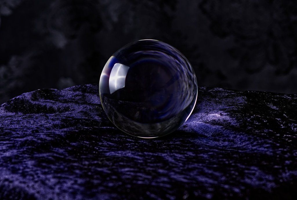 Cristalomancie : une technique ancestrale pour lire l'avenir avec la boule de cristal